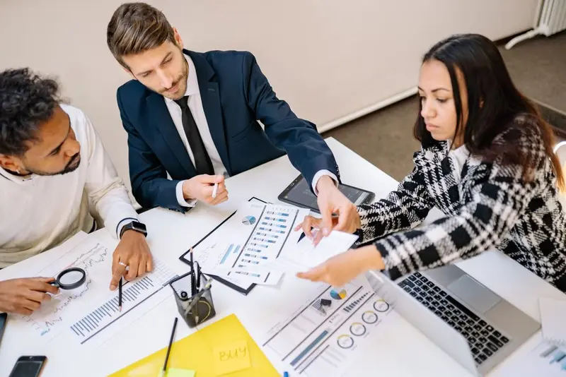 Reunião de negócios com informações empresariais